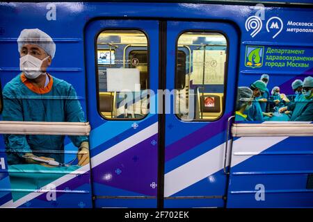 Mosca, Russia. 4 aprile 2021. Un treno a tema dedicato al 110° anniversario dell'Ospedale Botkin ha iniziato a correre nella metropolitana di Mosca. Ogni anno, circa 110 mila pazienti vengono curati nell'Ospedale Botkin, e i chirurghi effettuano 70 mila operazioni all'anno (9.5% del numero totale di operazioni in città). La foto a sinistra mostra un ritratto del medico capo dell'ospedale Alexey Shabunin Foto Stock