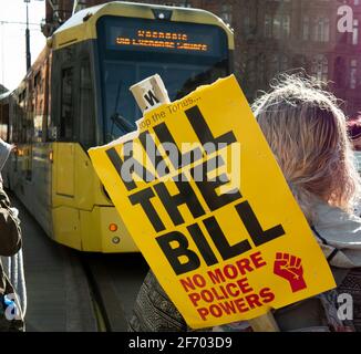 Manchester UK 3 aprile 2021. I tram sono bloccati in Piazza San Pietro. Uccidete la protesta dei manifestanti di Bill a Manchester. Credit: Gary Roberts/Alamy Live News Foto Stock