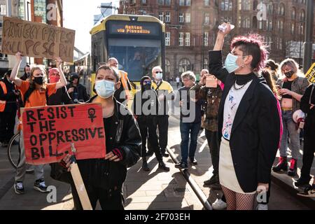 Manchester, Regno Unito. 3 aprile 2021. I tram sono bloccati in Piazza San Pietro. Uccidete la protesta dei manifestanti di Bill a Manchester. Credit: Gary Roberts/Alamy Live News Foto Stock