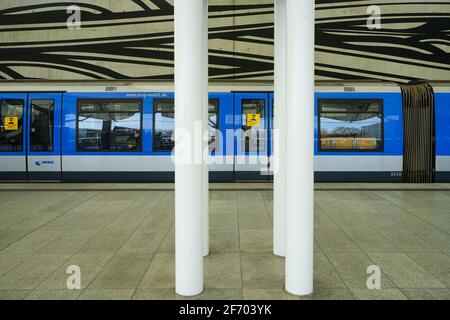 Stazione della metropolitana di Fröttmaning. La linea 6 di Monaco serve come collegamento con l'Allianz Arena del FC Bayern Monaco. Il silenzio spettrale causa il blocco Corona. Foto Stock