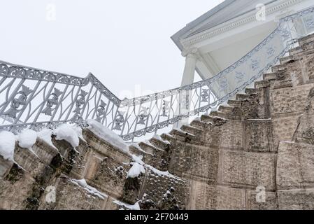 Tsarskoye Selo, San Pietroburgo, Russia – 24 febbraio 2021: Vista delle scale della Galleria Cameron nel Parco di Caterina in inverno Foto Stock