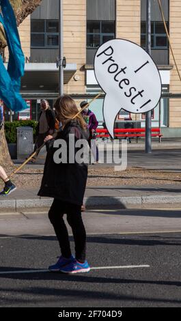 Bristol, Regno Unito, 3 aprile 2021. I manifestanti si sono riuniti sul College Green prima di marciare intorno al centro della città prima di una protesta seduta giù e discorsi hanno avuto luogo pacificamente con una presenza minima della polizia. Rob Hawkins / Alamy Live News Foto Stock