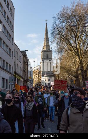 Bristol, Regno Unito, 3 aprile 2021. I manifestanti si sono riuniti sul College Green prima di marciare intorno al centro della città prima di una protesta seduta giù e discorsi hanno avuto luogo pacificamente con una presenza minima della polizia. Rob Hawkins / Alamy Live News Foto Stock