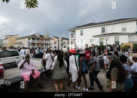 Giovani Olimpi, New Orleans Social Aid e Pleasure Club Second Line (Secondline) Danzatori parata sulla seconda linea Domenica. New Orleans, Louisiana. Foto Stock