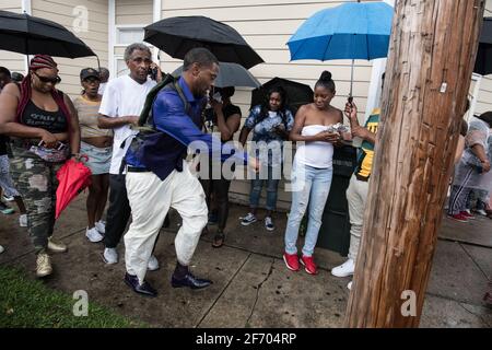 Giovani Olimpi, New Orleans Social Aid e Pleasure Club Second Line (Secondline) Danzatori parata sulla seconda linea Domenica. New Orleans, Louisiana. Foto Stock