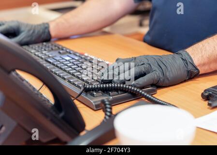 Chiave a percussione e bussole affidabili e resistenti all'intemperie per l'uso nel garage meccanico dell'auto. Foto Stock