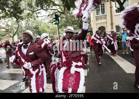 Giovani Olimpi, New Orleans Social Aid e Pleasure Club Second Line (Secondline) Danzatori parata sulla seconda linea Domenica. New Orleans, Louisiana. Foto Stock