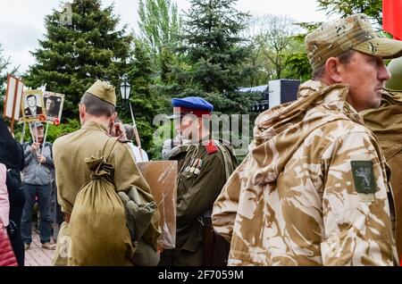 Kerch, Russia 05 09 2019 : Festa della Vittoria della Parata. La gente partecipa all'azione patriottica Reggimento immortale. Stanno tenendo ritratti di persone che Foto Stock