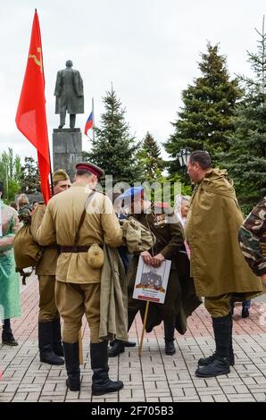 Kerch, Russia 05 09 2019 : Festa della Vittoria della Parata. La gente partecipa all'azione patriottica Reggimento immortale. Stanno tenendo ritratti di persone che Foto Stock