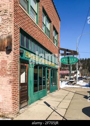 La Pioneer Coffee Roasting Company si trova a Cle Elum, nella contea di Kittitas, Washington, in una fredda mattinata invernale che offre ai viaggiatori una sosta di riposo Foto Stock