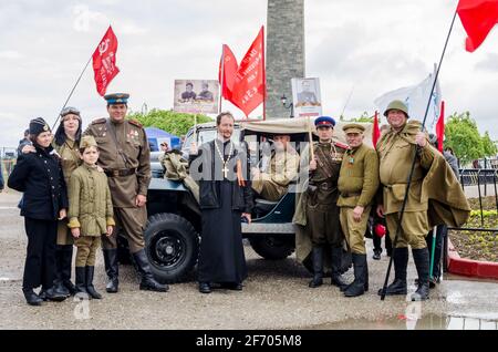 Kerch, Russia 05 09 2019 : Festa della Vittoria della Parata. La gente partecipa all'azione patriottica Reggimento immortale. Stanno tenendo ritratti di persone che Foto Stock