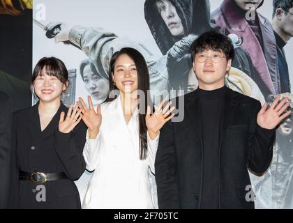 Seoul, Corea del Sud. 01 Aprile 2021. (L-R) i membri del cast, Lee min-Ji, Ahn Ji-Hye posano con il regista Jo Ba-Reun durante l'anteprima stampa di 'Slate'.UN film d'azione fantasy sudcoreano, Slate è stato presentato in anteprima al Lotte Cinema e sarà rilasciato il 08 aprile 2021. (Foto di Jaewon Lee/SOPA Images/Sipa USA) Credit: Sipa USA/Alamy Live News Foto Stock