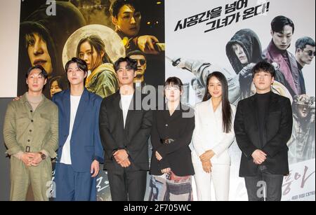 Seoul, Corea del Sud. 01 Aprile 2021. (L-R) i membri del cast, Park Tae-San, Cho Sun-Ki, Lee se-ho, Lee min-Ji e Ahn Ji-Hye posano con il regista Jo Ba-Reun durante l'anteprima stampa di 'Slate'.UN film d'azione fantasy sudcoreano, Slate è stato presentato al Lotte Cinema e sarà rilasciato il 08 aprile 2021. (Foto di Jaewon Lee/SOPA Images/Sipa USA) Credit: Sipa USA/Alamy Live News Foto Stock