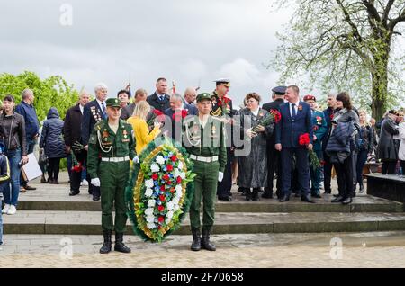 Kerch, Russia 05 09 2019 : Festa della Vittoria della Parata. La gente partecipa all'azione patriottica Reggimento immortale. Stanno tenendo ritratti di persone che Foto Stock