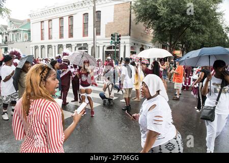 Giovani Olimpi, New Orleans Social Aid e Pleasure Club Second Line (Secondline) Danzatori parata sulla seconda linea Domenica. New Orleans, Louisiana. Foto Stock