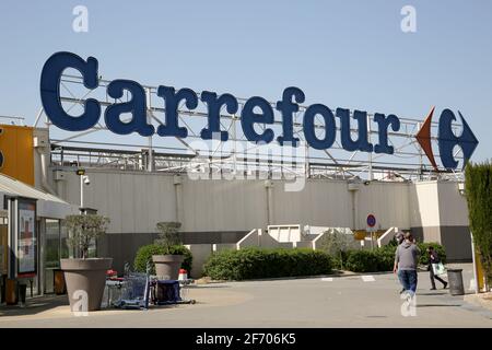 Marsiglia, Francia. 03 Apr 2021. Logo dell'ipermercato carrefour visto durante lo sciopero. CGT, Confederazione Generale del lavoro (Confédération Générale du Travail) e CFDT Confederazione Francese Democratica del lavoro (Confédération Française Démocratique du Travail) I sindacati degli ipermercati di Carrefour France hanno lanciato uno sciopero nazionale per chiedere migliori condizioni di lavoro e un aumento dei salari. Credit: SOPA Images Limited/Alamy Live News Foto Stock