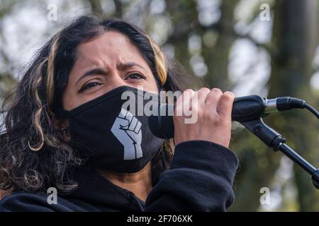 Sheffield, Regno Unito. 03 Apr 2021. Manifestanti alla protesta di ‘Kill the Bill contro la polizia, il crimine, la condanna e i tribunali Bill, a Sheffield, nel nord dell'Inghilterra, sabato 3 aprile 2021. Credit: Mark Harvey/Alamy Live News Foto Stock