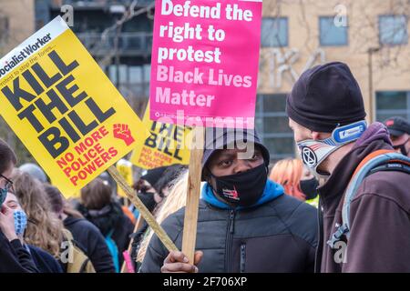 Sheffield, Regno Unito. 03 Apr 2021. Manifestanti alla protesta di ‘Kill the Bill contro la polizia, il crimine, la condanna e i tribunali Bill, a Sheffield, nel nord dell'Inghilterra, sabato 3 aprile 2021. Credit: Mark Harvey/Alamy Live News Foto Stock