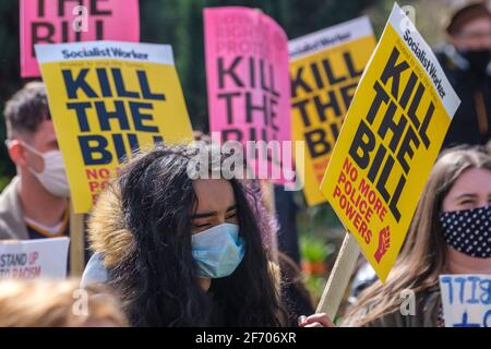 Sheffield, Regno Unito. 03 Apr 2021. Manifestanti alla protesta di ‘Kill the Bill contro la polizia, il crimine, la condanna e i tribunali Bill, a Sheffield, nel nord dell'Inghilterra, sabato 3 aprile 2021. Credit: Mark Harvey/Alamy Live News Foto Stock