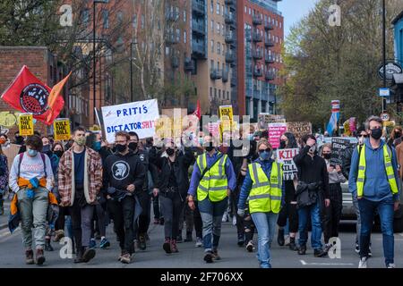 Sheffield, Regno Unito. 03 Apr 2021. Manifestanti alla protesta di ‘Kill the Bill contro la polizia, il crimine, la condanna e i tribunali Bill, a Sheffield, nel nord dell'Inghilterra, sabato 3 aprile 2021. Credit: Mark Harvey/Alamy Live News Foto Stock