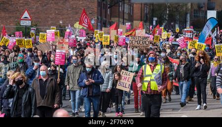 Sheffield, Regno Unito. 03 Apr 2021. Manifestanti alla protesta di ‘Kill the Bill contro la polizia, il crimine, la condanna e i tribunali Bill, a Sheffield, nel nord dell'Inghilterra, sabato 3 aprile 2021. Credit: Mark Harvey/Alamy Live News Foto Stock