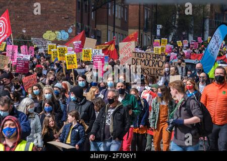 Sheffield, Regno Unito. 03 Apr 2021. Manifestanti alla protesta di ‘Kill the Bill contro la polizia, il crimine, la condanna e i tribunali Bill, a Sheffield, nel nord dell'Inghilterra, sabato 3 aprile 2021. Credit: Mark Harvey/Alamy Live News Foto Stock