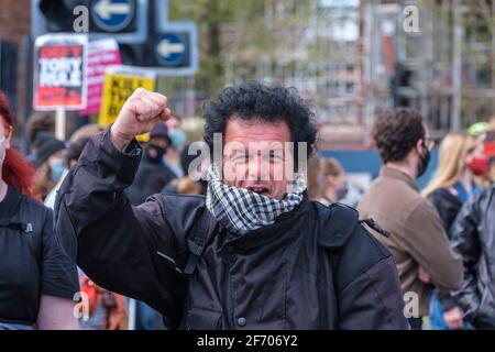 Sheffield, Regno Unito. 03 Apr 2021. Manifestanti alla protesta di ‘Kill the Bill contro la polizia, il crimine, la condanna e i tribunali Bill, a Sheffield, nel nord dell'Inghilterra, sabato 3 aprile 2021. Credit: Mark Harvey/Alamy Live News Foto Stock