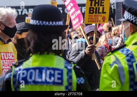 Sheffield, Regno Unito. 03 Apr 2021. Manifestanti alla protesta di ‘Kill the Bill contro la polizia, il crimine, la condanna e i tribunali Bill, a Sheffield, nel nord dell'Inghilterra, sabato 3 aprile 2021. Credit: Mark Harvey/Alamy Live News Foto Stock