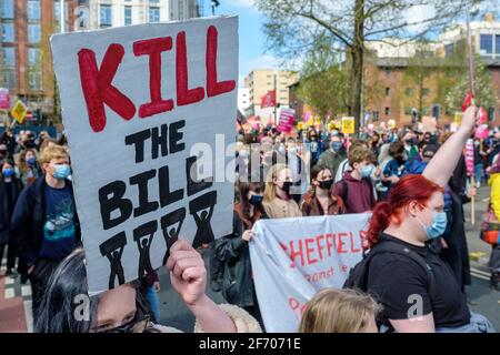 Sheffield, Regno Unito. 03 Apr 2021. Manifestanti alla protesta di ‘Kill the Bill contro la polizia, il crimine, la condanna e i tribunali Bill, a Sheffield, nel nord dell'Inghilterra, sabato 3 aprile 2021. Credit: Mark Harvey/Alamy Live News Foto Stock