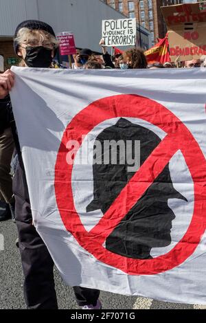 Sheffield, Regno Unito. 03 Apr 2021. Manifestanti alla protesta di ‘Kill the Bill contro la polizia, il crimine, la condanna e i tribunali Bill, a Sheffield, nel nord dell'Inghilterra, sabato 3 aprile 2021. Credit: Mark Harvey/Alamy Live News Foto Stock