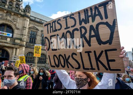 Sheffield, Regno Unito. 03 Apr 2021. Manifestanti alla protesta di ‘Kill the Bill contro la polizia, il crimine, la condanna e i tribunali Bill, a Sheffield, nel nord dell'Inghilterra, sabato 3 aprile 2021. Credit: Mark Harvey/Alamy Live News Foto Stock