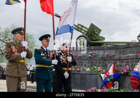 Kerch, Russia 05 09 2019 : Festa della Vittoria della Parata. La gente partecipa all'azione patriottica Reggimento immortale. Stanno tenendo ritratti di persone che Foto Stock