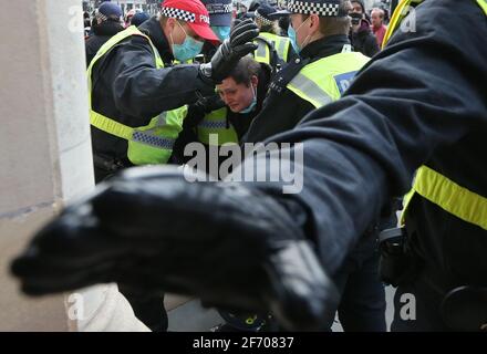 Londra, Inghilterra, Regno Unito. 3 Apr 2021. La polizia ha arrestato diversi manifestanti di Kill the Bill durante una manifestazione a Londra contro la proposta del governo britannico di polizia, crimine, condanna e tribunali Bill che darà alla polizia più potere per arrestare le proteste. Credit: Tayfun Salci/ZUMA Wire/Alamy Live News Foto Stock