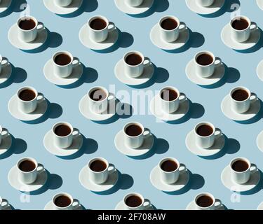 Tazze di caffè,pattern design concept-tazze di caffè sul vassoio in legno e  decorazioni di Natale Foto stock - Alamy