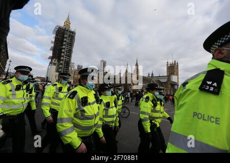 Londra, Inghilterra, Regno Unito. 3 Apr 2021. La polizia ha arrestato diversi manifestanti di Kill the Bill durante una manifestazione a Londra contro la proposta del governo britannico di polizia, crimine, condanna e tribunali Bill che darà alla polizia più potere per arrestare le proteste. Credit: Tayfun Salci/ZUMA Wire/Alamy Live News Foto Stock