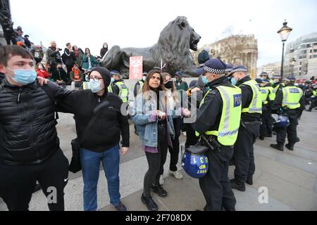 Londra, Inghilterra, Regno Unito. 3 Apr 2021. I manifestanti hanno organizzato a Londra una dimostrazione contro la proposta del governo britannico di legge di polizia, crimine, condanna e tribunali che darà alla polizia più potere di arrestare le proteste. Credit: Tayfun Salci/ZUMA Wire/Alamy Live News Foto Stock