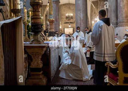 I frati francescani prendono parte ad un servizio di preghiera durante la celebrazione del sabato Santo nella Chiesa del Santo Sepolcro, il 03 aprile 2021, a Gerusalemme, Israele. I cristiani in Israele segnano la settimana Santa quest'anno tra i segni che la crisi del coronavirus si sta smantellando, con siti religiosi aperti a un numero limitato di adoratori. Foto Stock