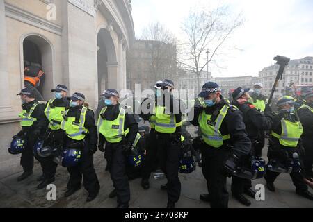 Londra, Inghilterra, Regno Unito. 3 Apr 2021. La polizia ha arrestato diversi manifestanti di Kill the Bill durante una manifestazione a Londra contro la proposta del governo britannico di polizia, crimine, condanna e tribunali Bill che darà alla polizia più potere per arrestare le proteste. Credit: Tayfun Salci/ZUMA Wire/Alamy Live News Foto Stock