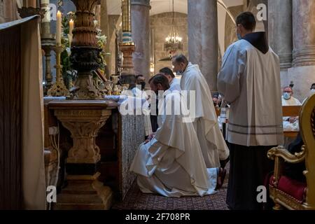 I frati francescani prendono parte ad un servizio di preghiera durante la celebrazione del sabato Santo nella Chiesa del Santo Sepolcro, il 03 aprile 2021, a Gerusalemme, Israele. I cristiani in Israele segnano la settimana Santa quest'anno tra i segni che la crisi del coronavirus si sta smantellando, con siti religiosi aperti a un numero limitato di adoratori. Foto Stock