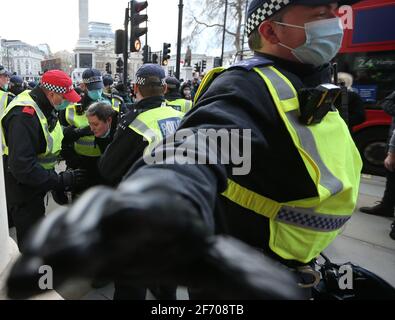 Londra, Inghilterra, Regno Unito. 3 Apr 2021. La polizia ha arrestato diversi manifestanti di Kill the Bill durante una manifestazione a Londra contro la proposta del governo britannico di polizia, crimine, condanna e tribunali Bill che darà alla polizia più potere per arrestare le proteste. Credit: Tayfun Salci/ZUMA Wire/Alamy Live News Foto Stock