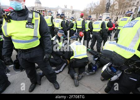 Londra, Inghilterra, Regno Unito. 3 Apr 2021. La polizia ha arrestato diversi manifestanti di Kill the Bill durante una manifestazione a Londra contro la proposta del governo britannico di polizia, crimine, condanna e tribunali Bill che darà alla polizia più potere per arrestare le proteste. Credit: Tayfun Salci/ZUMA Wire/Alamy Live News Foto Stock