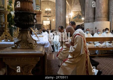 I frati francescani prendono parte ad un servizio di preghiera durante la celebrazione del sabato Santo nella Chiesa del Santo Sepolcro, il 03 aprile 2021, a Gerusalemme, Israele. I cristiani in Israele segnano la settimana Santa quest'anno tra i segni che la crisi del coronavirus si sta smantellando, con siti religiosi aperti a un numero limitato di adoratori. Foto Stock