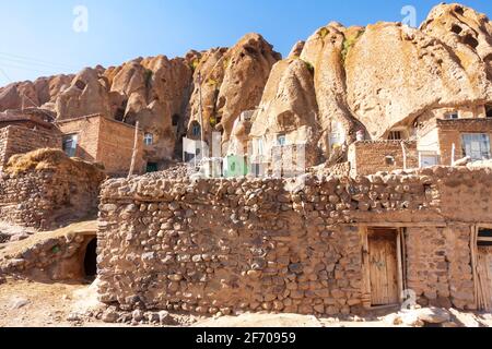 Abitazioni rupestri architettoniche nel villaggio di Kandovan, provincia dell'Azerbaigian orientale, Iran Foto Stock