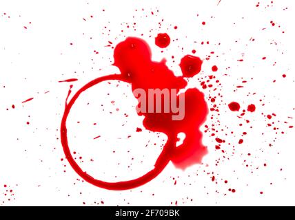 Primo piano macchie umide di bicchiere o bottiglia di vino rosso, anello circolare e gocce di blob isolate su sfondo bianco Foto Stock