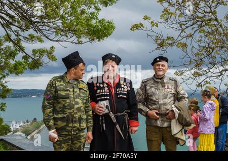 Kerch, Russia 05 09 2019 : Festa della Vittoria della Parata. La gente partecipa all'azione patriottica Reggimento immortale. Stanno tenendo ritratti di persone che Foto Stock