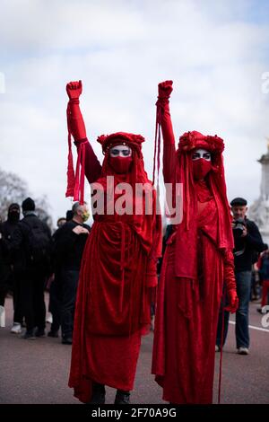 Londra, Inghilterra, Regno Unito. 3 Apr 2021. Estinzione Red Rebellion's Brigade Rebel si esibisce alla protesta 'Kill the Bill', unita per il diritto di protestare nel giorno nazionale di azione contro la legge di polizia. Credit: Loredana Sangiuliano/Alamy Live News Foto Stock