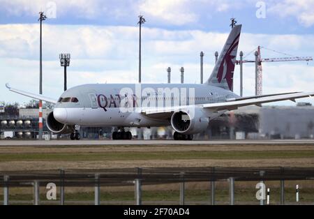 03 aprile 2021, Brandeburgo, Schönefeld: Un Boeing 787 Dreamliner della compagnia aerea Qatar Airways decade dalla pista meridionale dell'aeroporto di Berlino-Brandeburgo 'Willy Brandt' in direzione di Doha. Dall'inizio dell'aprile 2021, entrambe le piste sono state utilizzate a rotazione mensile per distribuire in modo più uniforme l'inquinamento acustico degli aeromobili nella regione. Foto: Soeren Stache/dpa-Zentralbild/ZB Foto Stock