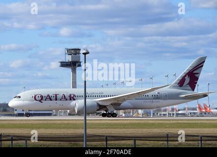 03 aprile 2021, Brandeburgo, Schönefeld: Un Boeing 787 Dreamliner della compagnia aerea Qatar Airways decade dalla pista meridionale dell'aeroporto di Berlino-Brandeburgo 'Willy Brandt' in direzione di Doha. Dall'inizio dell'aprile 2021, entrambe le piste sono state utilizzate a rotazione mensile per distribuire in modo più uniforme l'inquinamento acustico degli aeromobili nella regione. Foto: Soeren Stache/dpa-Zentralbild/ZB Foto Stock