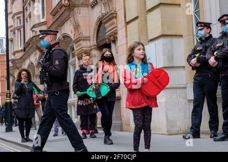 Londra, Regno Unito. 3 Apr 2021. Azione di ribellione animale presso il Dipartimento di Educazione. Credit: Joao Daniel Pereira Credit: João Daniel Pereira/Alamy Live News Foto Stock