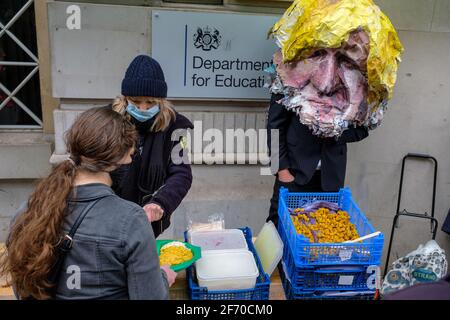 Londra, Regno Unito. 3 Apr 2021. Azione di ribellione animale presso il Dipartimento di Educazione. Credit: Joao Daniel Pereira Credit: João Daniel Pereira/Alamy Live News Foto Stock